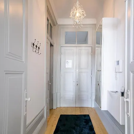 Contemporary In Center Apartment *